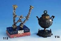 Tintenfaß, Frankreich um 1880/90, Bronze bzw. Gelbguß m. floralem bzw. abstr. floralem Dekor, z.T. vollplastisch, Ablage fÜr Federhalter am ...