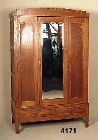 Spiegelschrank, deutsch, um 1920, ArtDeco, Eiche massiv, Eichefurnier, Spiegelglas facet- tiert, aufgelegte Schnitzerei, 2 Sockelschub- fÄcher, ...