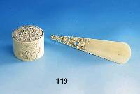 Konvolut: Puderdose und SchuhlÖffel, Elfenbein 1 x Japan um 1900, Wandung und Deckel mit feiner Chrysanthemenschnitzerei von hoher Qual., ...