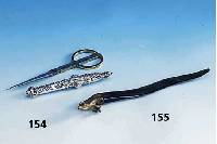 Großes NÄhkonvolut, zw. 1840-1930, Schwerpunkt um 1870/80, best. aus: 7 Scheren, 1 NÄhrÄdchen, NadelbehÄlter mit 7 HÄkelnadeln von 1840, ...
