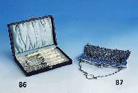 6-teiliges NÄhset, Frankreich um 1900, Griffe Elfenbein, fein geschnitten, goudro- niert, Schere sek. (deutsch um 1900), im Etui, auf Deckel ...