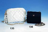 Schwarze-Satin Abendtasche CHANEL, Verschluß mit verg. CC-Zeichen, verg. Metall- kette mit Lederriemen, AuthentizitÄtskarte Nr. 5764453, ...