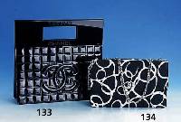 Ausgefallene CHANEL-Tasche. schwarzes Lackleder, abgesteppt, mit großem CC-Zeichen, schwarzer breiter BakelitbÜgel mit integr. Tragegriff, ...