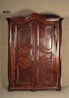 Dielenschrank, Frankreich/Burgund, um 1780/90, Nußbaum und Kastanie massiv, Front und Seiten auf Rahmen gearbeitet, geschwungen, Kopf mit ...