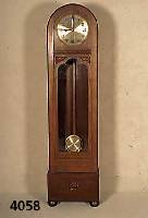 Standuhr, deutsch, um 1908/10, Korpus Weich- holz/Hartholz, Eichefurnier, aufgesetzte Schnitzerei, abstrakt floral, Perlleistenver- zierung, Schlag ...