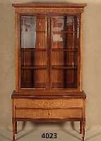 Aufsatzvitrine, deutsch, um 1910, komplett auf Rahmen gearbeitet, Korpus Weichholz/Hart- holz, Mahagoni- und Palisanderfurnier, Intarsien in ...