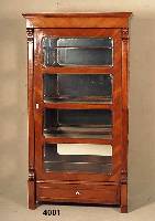Vitrine, mitteldeutsch, um 1840/50, Korpus Weichholz, Kirschbaumfurnier z.T. Kirschbaum- wurzel gespiegelt, Lisenen und Veluten aus dem Vollholz, ...