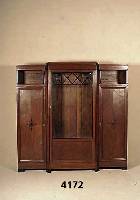 BÜcherschrank, deutsch, um 1910, Korpus Weichholz, Eichefurnier, TÜren mit Einlege- arbeit, MitteltÜr verglast, Oberteil mit auf- gesetzten ...