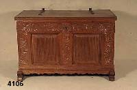 Flachdeckeltruhe, norddeutsch, um 1780, wohl MÜnsterland, Eiche massiv, Überstehende rechteckige Deckelplatte, kassettierte Front mit reich ...
