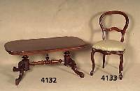 Couchtisch, deutsch, um 1890, Korpus Weich- holz, gespiegeltes Nußbaumfurnier, sogenannte Spanbeine, wohl gekÜrzt, wohnfertig, ca. 48x 115x70 cm