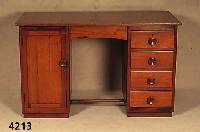 SchÜlerschreibtisch, wohl England, um 1920/30, ArtDeco, Eiche massiv, Eichefurnier, aufge- setzte hÖlzerne Griffe, freistehend konzipiert , ...