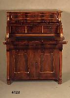 RollsekretÄr, deutsch, um 1870, Korpus Weichholz, Mahagonifurnier gespiegelt, Ober- teil mit Schubladen und Rollo, Arbeitsplatte ausziehbar, ...