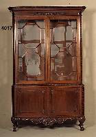 Vitrinenschrank, deutsch, um 1910, Sheraton- stil mit Chippendaleelementen, Nußbaum massiv, Nußbaumfurnier, Oberteil Front und Seiten versprosst ...