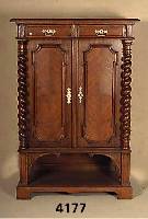 Stollenschrank, deutsch, um 1880/90, nach flÄmischem Vorbild, 3/4-SÄulen gedrechselt und gedreht, Korpus Weichholz, Eichefurnier, z.T. ...