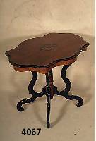 Salontisch, deutsch, um 1860/70, Korpus wohl Nußbaum massiv, Platte Nußbaumfurnier ge- spiegelt, 3-fach geschwungen, Innen- und AußenfÜhrung ...