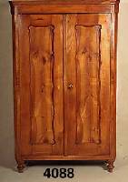 Schrank, deutsch, um 1860, Kirschbaum massiv , im lÄndlichen Stil, durchgÄngig in Holzna- gelkonstruktion gefertigt, Seitenteile und RÜckwand ...