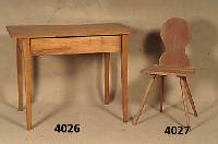 Tisch, deutsch, Weichholz, elegante Form, mit verdeckter Schublade in der Zarge, ca. 78x 100x58 cm