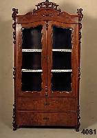 Vitrinenschrank, mitteldeutsch, um 1860, Korpus Weichholz, Wurzelnußfurnier gespiegelt, sog. BrezelfÜllungen, lebhaftes Bild, Ober- teil schÖne ...
