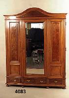 3-tÜriger Garderobenschrank, deutsch, um 1900, Korpus Weichholz, Kirsch- und Nußbaumfur- nier, auf Rahmen gearbeitet, MitteltÜr ver- spieglt, 2 ...