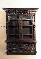 Glasaufsatzschrank, deutsch, um 1880, Korpus Weichholz, Eiche massiv, Eichefurnier, Ober- teil vielfach getreppter Kranz, 3-LÖwenkopf mit ...