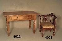 Eckstuhl, deutsch, um 1870, Nußbaum massiv, reiche Drechselarbeit, Zarge in sich leicht geschwungen, Balusterbeine, Schnitzereien aus dem ...