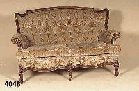 Sofa, Italien, um 1960/70, wohl Florenz, Barockstil, Obstholz, nußbaumfarbig, Polster- ung genoppt, original Bezug, leicht ver- schmutzt, ca. ...