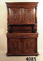 Aufsatzbuffet, Frankreich, um 1870, Korpus Weichholz/Hartholz, Nußbaum massiv, aufgesetz- te Schnitzereien aus dem Vollholz, freistehen- de ...