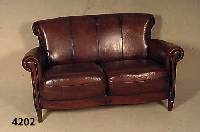 Zweisitzer Sofa, England, um 1950, Gestell Holz, Lederbezug, z.T. abgenÄht, in sich leicht geschweift, Gebrauchsspuren, wohnfertig , sehr bequem, ...