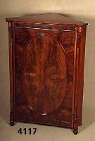 Eckschrank, norddeutsch, um 1840/60, Louis Philip, Korpus Eiche/Weichholz, Pyramiden Mahagonifurnier, eine TÜr mit doppelt gespiegeltem Furnier, ...