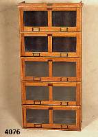 Sammlerschrank, deutsch, um 1910, Eiche, z.T. massiv, vielfach verwendbar, ca. 117x57x 27 cm