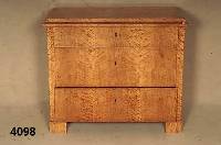 Kommode, mitteldeutsch, um 1850/60, Korpus Weichholz, Birkefurnier gespiegelt, drei Schubladen, aufgetreppter Kopf, eingelassene SchlÖsser, ...