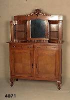 Aufsatzschrank, Holland, um 1910, Eiche mas- siv, im Oberteil halbrunde Glasvitrinen, Mitte mit facettiertem Spiegel, Gebrauchsspuren, schÖnes ...