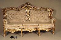Sofa, Italien, 60er/70er Jahre, Buche massiv , geschnitzt und gestuckt, goldfarben, Seiten und RÜcken geschwungen, mit reicher asymetri- scher ...