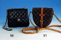 CHANEL-UmhÄngetsche, schwarzes Leder, Karostep, innen bordeauxfarb. Leder, verg.- CC-Applikationen, Ledertrageriemen mit Gold- kette, ...