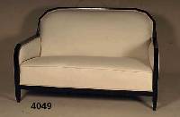 ArtDeco-Couch, Frankreich, um 1920, Holz schwarz gefaßt, allseitig umlaufender Rahmen, facettierte Lehnenrahmung, FÜße mehrfach ge- stuft, in ...