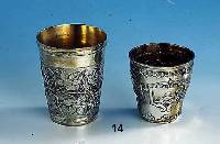 Konvolut 2 Becher, 800er Silber, nach altem Vorbild, innenvergoldet, 1 x mit umlaufendem Weinlaub- und Weintrauben- dekor, 1 x mit umlaufenden ...