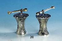 SalzschÄlchenpaar, deutsch, 800er Silber, ausgefallene Form, mit Deckel, kl. LÖffelchen anbei, H ca. 7 cm