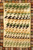 Gabbeh, Persien, ca. 30 Jahre, Wolle auf Wolle, ca. 190 x 130 cm, Schätzwert: 790.- EURO. Ehz: 2-3, ein sehr ausgefallenes Gabbeh Motiv.