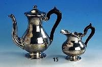 Kaffeekanne und MilchkÄnnchen CHRISTOFLE, Paris um 1910, Metall versilbert, zeitlose Form m. leichten barocken AnklÄngen, Griffe Holz, l. lose, ...