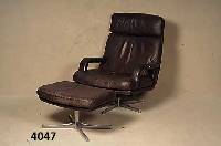Fernsehsessel mit Hocker, deutsch um 1960/64 ,Gestell Metall verchromt, SÄule mit 4 Aus- lÄufern, Lederberzug original, bezeichnet Collection ...