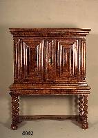 Stollenschrank, deutsch/Frankfurt, um 1700, Korpus Weichholz, auf Rahmen gearbeitet, Wurzelnußfurnier, quer verlegt, TÜren 7-fach geschweift und ...