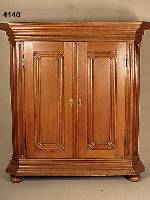Schrank, Hessen, um 1780, Korpus Weichholz, Eiche massiv, auf Rahmen gearbeitet, auf KugelfÜßen, Fußleiste geschweift und gekehlt, schÖne ...