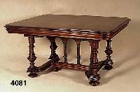 Tisch, Frankreich, um 1870, Henry Deux, Nußbaum massiv, Nußbaumfurnier, mit reichen Drechselarbeiten, Untergestell auf KugelfÜßen, ...