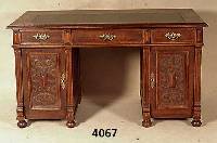 Schreibtisch, deutsch, um 1880/90, Korpus Weichholz/Hartholz, Eichefurnier, z.T. ge- spiegelt verlegt, eklektizistisch, zum großen Teil auf ...