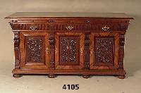 Große Anrichte, deutsch, um 1880, GrÜnder- zeit, Korpus Weichholz, Nußbaumfurnier, ge- bogene Schubladen, seitlich kassettiert, TÜr- ...