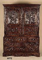 Kabinettschrank, England, um 1800, Eiche massiv, RÜckwand Weichholz massiv, auf Rahmen gearbeitet, Front Schnitzereien aus dem Voll- holz, ...