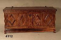 Stollentruhe, norddeutsch, um 1780/90, Eiche massiv, Front mit karofÖrmigen FÜllungen, Schloß fehlt, guter Zustand, ohne SchlÜssel, ca. ...