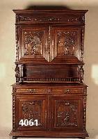 Aufsatzbuffet, Frankreich, um 1880, Kasta- nienholz massiv, TÜrfÜllungen im Unterteil mit Schnitzerei aus dem Vollholz, Oberteil wird getragen ...