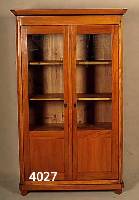 Vitrinenschrank, sÜddeutsch, um 1860, Kirschbaum massiv, Kirschbaumfurnier, 3 Ein- legebÖden, Shellackpoliert, SchlÜsselschilde sekundÄr, ...