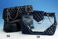 CHANEL-Shopper, schwarzes Leder, oben typ. Karo-Step, Tageriemen Metall m. Leder, 2 InnenfÄcher, Verschluß mit 2 Magnet- druckknÖpfen, ...
